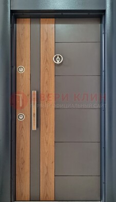 Коричневая входная дверь c МДФ панелью ЧД-01 в частный дом в Челябинске