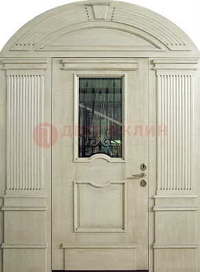 Белая входная дверь массив со стеклом и ковкой ДА-49 в Челябинске