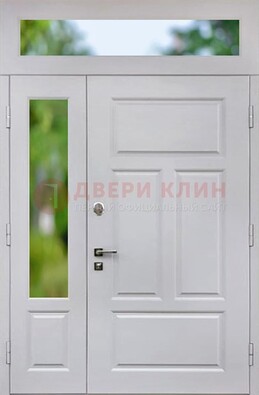 Белая полуторная железная дверь со стеклом и фрамугами ДФГ-10 в Челябинске