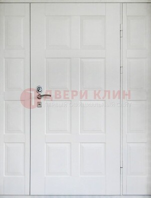 Белая входная дверь для коттеджа с МДФ ДМ-536 в Челябинске