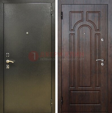 Железная темно-серая дверь с порошковым напылением и МДФ Тисненый орех ДП-275 в Челябинске