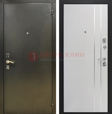 Железная темная дверь с порошковым покрытием и белая МДФ с молдингами  ДП-296 в Челябинске