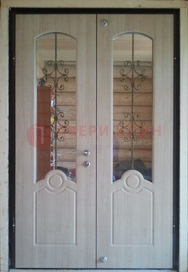 Парадная дверь со стеклянными вставками и ковкой ДПР-23 в деревянный дом в Челябинске
