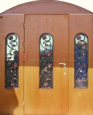 Парадная дверь со стеклянными вставками и ковкой ДПР-28 в общественное здание в Челябинске