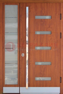 Коричневая металлическая дверь со стеклом ДС-72 в Челябинске