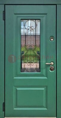Зеленая металлическая дверь со стеклом и ковкой ДСК-113 в Челябинске