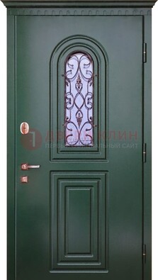 Темно-зеленая входная дверь со стеклом и ковкой ДСК-129 в Лыткарино