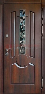 Темная железная дверь со стеклом и ковкой для кирпичного дома ДСК-136 в Казани