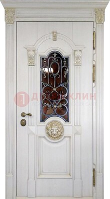 Белая железная дверь со стеклом и ковкой для кирпичного дома ДСК-155 в Челябинске