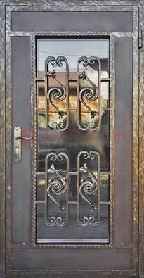 Коричневая наружная дверь порошок со стеклом и ковкой ДСК-160 в Челябинске