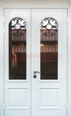 Белая стальная дверь стекло с ковкой и филенкой ДСК-201 в Челябинске