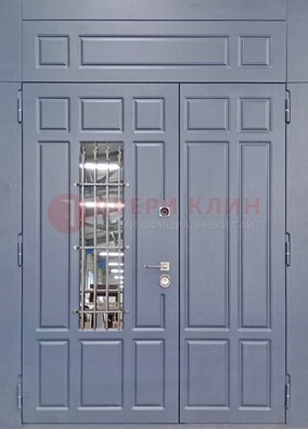 Серая двухстворчатая дверь Винорит со стеклом и ковкой ДСК-234 RAL 7024 в Челябинске