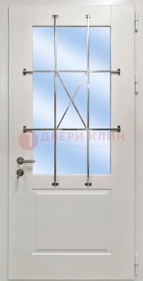 Белая простая железная дверь Винорит со стеклом и ковкой ДСК-257 в Челябинске