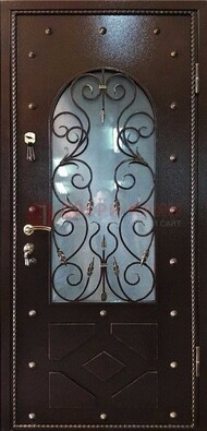 Влагостойкая дверь со стеклом и ковкой с декором ДСК-37 в Челябинске