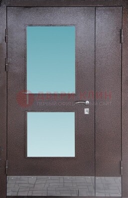 Коричневая тамбурная дверь со стеклянными вставками ДТМ-21 в Челябинске