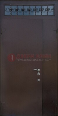 Коричневая тамбурная дверь со стеклянными вставками и ковкой ДТМ-39 в Челябинске