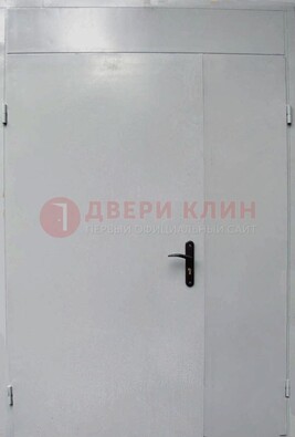 Белая металлическая тамбурная дверь ДТМ-5 в Казани