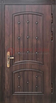 Коричневая уличная дверь с виноритом для дома ДВТ-235 в Челябинске