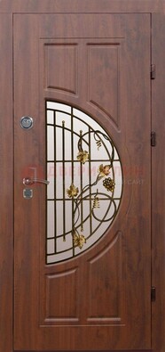 Стальная коричневая дверь с виноритом и ковкой ДВТ-82 в Челябинске