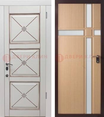 Белая уличная дверь с зеркальными вставками внутри ДЗ-94 в Челябинске