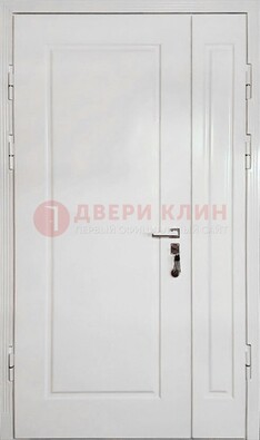 Полуторная металлическая дверь с МДФ в белом цвете ПЛ-24 в Челябинске