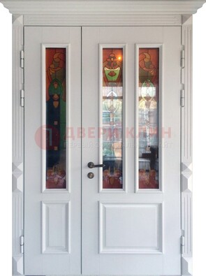 Белая полуторная металлическая дверь с витражом ВЖ-12 в Челябинске