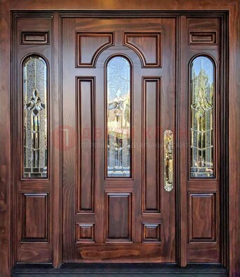 Железная классическая дверь с массивом дуба и витражом ВЖ-18 в Челябинске