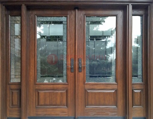 Распашная стальная дверь с массивом с витражом и фрамугами ВЖ-21 в Челябинске